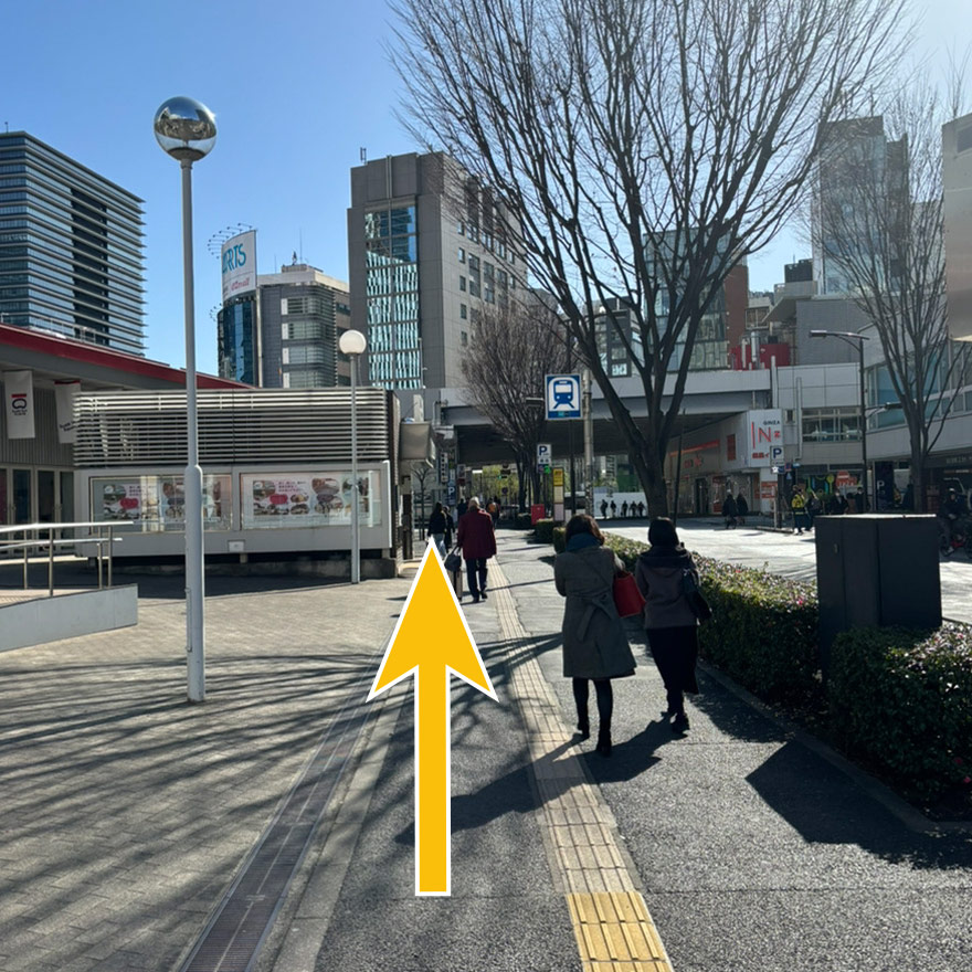 ④東京メトロ有楽町駅の出口を左に見ながら直進します。